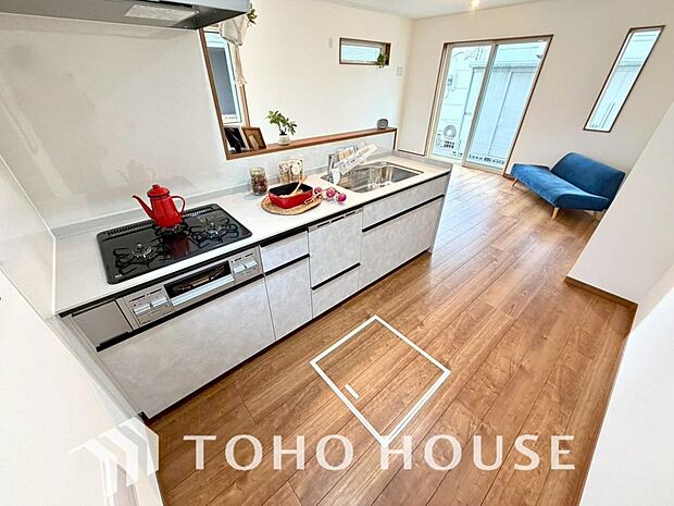 家族みんなでゆったりと調理や食事の準備ができる十分な広さを確保した、快適なキッチンスペース。