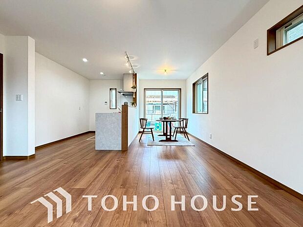 造りこんだ空間演出の妙が生み出す光と質のハーモニーはこの住宅のクオリティの良さを実感させてくれます。