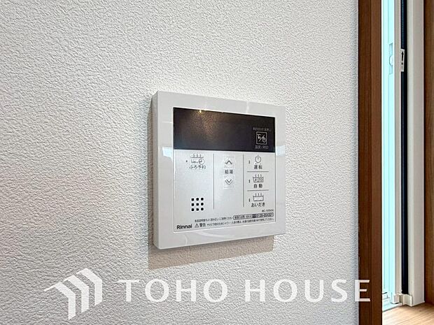 スイッチひとつで湯を浴槽に張ったり、保温や追い焚き機能を自動で行える便利なオートバスシステムを搭載。