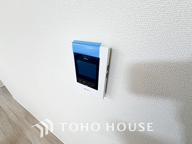 誰が来てもわかる様にモニター付きインターホンを設置。家事導線を考慮した個所に設置し、防犯性と利便性に優れ快適と安らぎを合わせた優しい設計。