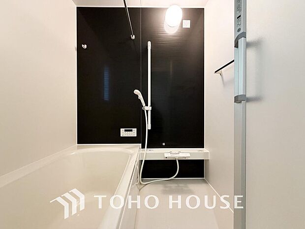 一日の疲れを癒すための心地よいバスタイムを演出する浴室はゆとりあるサイズを採用。