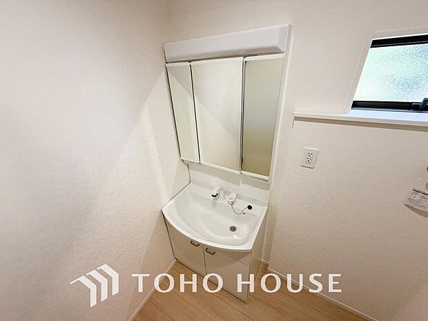 身だしなみのチェックがしやすい大きな鏡、下には収納がたっぷり。スッキリとした空間を演出いたします。