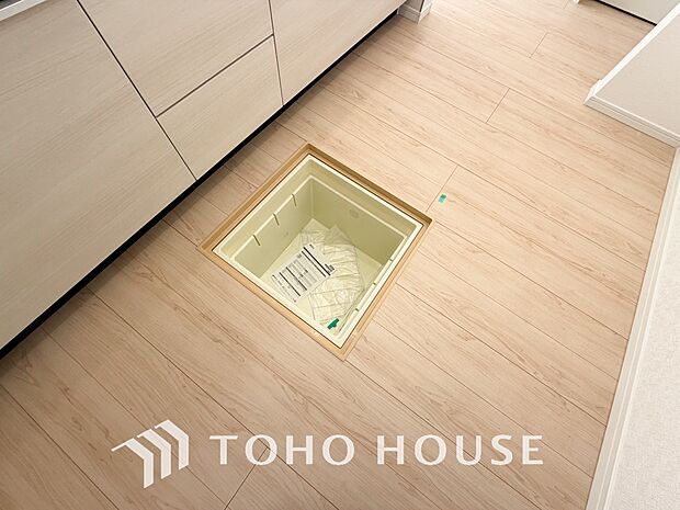 キッチン下部に設けた床下収納。缶詰のストックや非常食、梅酒や味噌などの保存食入れとして利用可です。