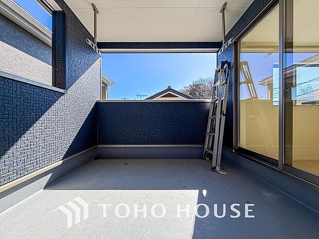 頬をなでる優しい風を感じることが出来るバルコニー。つい深呼吸をしたくなる気持ちの良い眺望です。