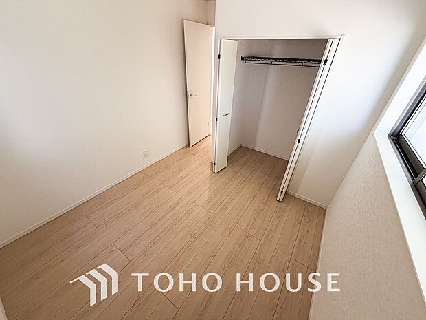 居室にはクローゼットを完備し、自由度の高い家具の配置が叶うシンプルな空間です。