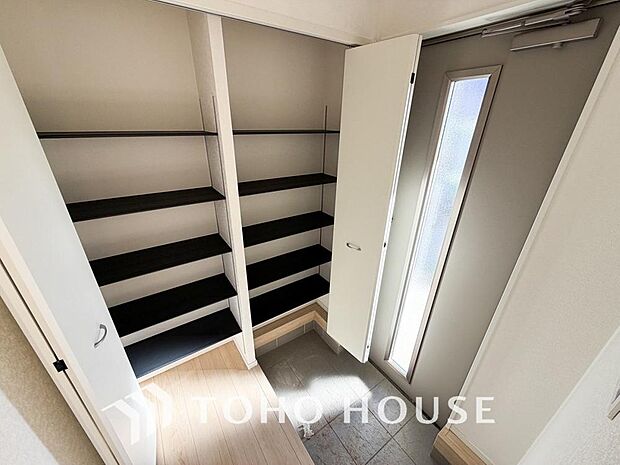 ゲストを招き、家族を迎える玄関は、ディスプレイや照明にこだわってみてはいかがでしょうか。