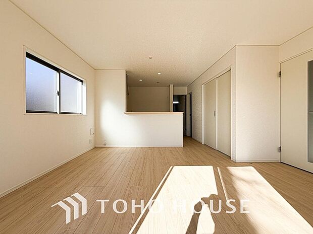 爽やかな通風と採光を存分に感じる事が出来る空間。毎日の暮らしに癒しをもたらす居心地の良いリビング。