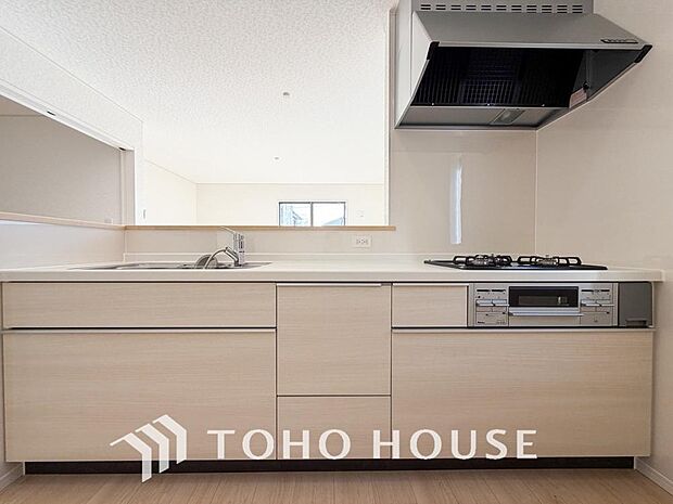 大型の冷蔵庫やレンジボードもしっかり置ける広々としたキッチンスペース。