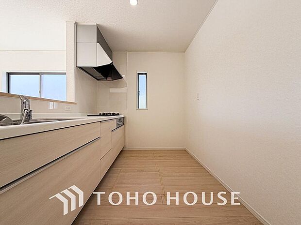 美しく使いやすいキッチン空間。優しい温もりを醸し出すキッチンは料理の為の配慮を随所に注ぎました。