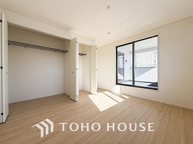 落ち着いたカラーの室内。インテリアやファブリックでお好みのテイストデザインを取り入れて頂けます。