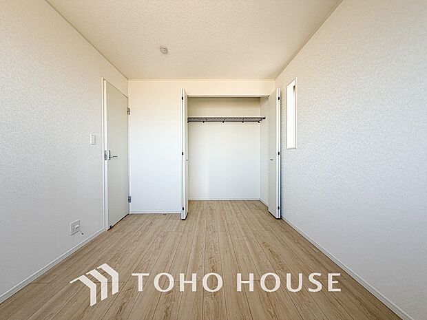 居室にはクローゼットを完備し、自由度の高い家具の配置が叶うシンプルな空間です。