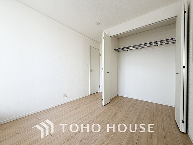 居室にはクローゼットを完備し、自由度の高い家具の配置が叶うシンプルな空間です。
