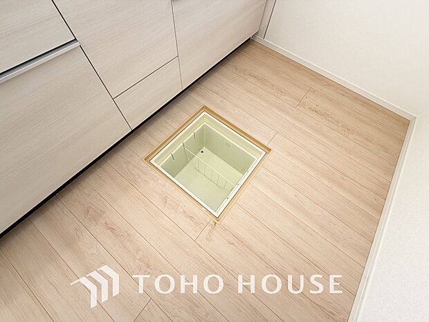 キッチン下部に設けた床下収納。缶詰のストックや非常食、梅酒や味噌などの保存食入れとして利用可です。