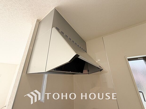 キッチンの換気扇はスタイリッシュなデザインで、日々のお手入れもラクラクな仕様となっております。