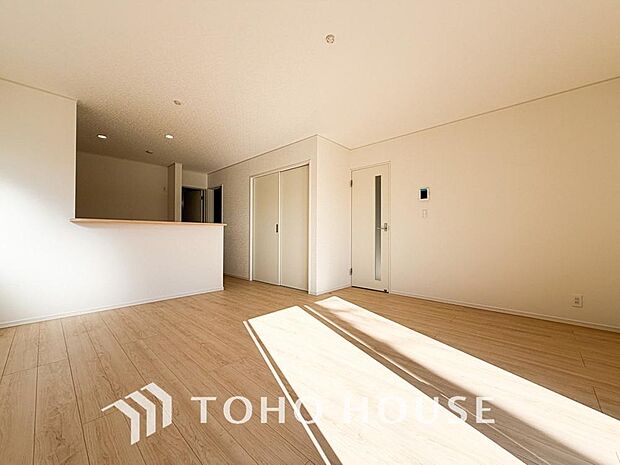 一日の中で多くの時間を過すことになるリビング。爽やかな通風と採光を存分に感じる事が出来る空間です。