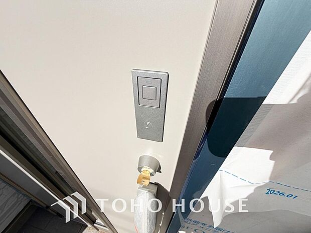 ボタンで施錠・解錠可能な電子錠は、防犯対策に優れ人気です。