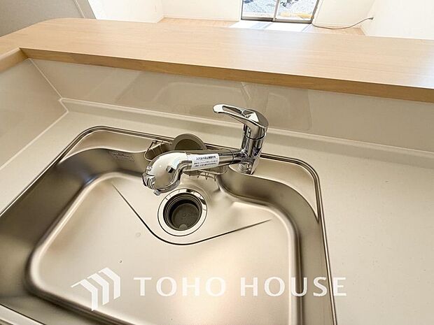 浄水器ボタンひとつで浄水と原水に切り替えられる浄水器一体型水栓を使用。