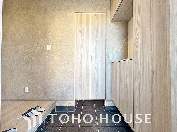 玄関そばの廊下収納。日用品のストックや防災グッズを置いたりと、何かと便利に使えます。