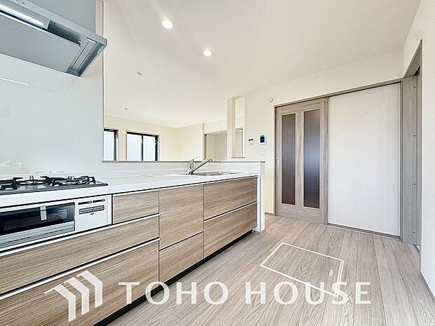 夫婦そろってキッチンに立っても調理がしやすく余裕の広さ。家事をしながら会話も弾みます。