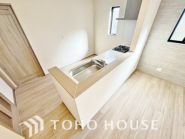 ご家族みんなで調理ができる位のスペースを実現したキッチン空間となっております。