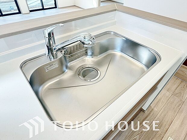 浄水器。ボタンひとつで浄水と原水に切り替えられる浄水器一体型水栓を使用。