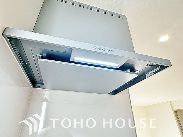 見た目すっきりのスリムタイプのレンジフード。掃除のし易さも◎です。