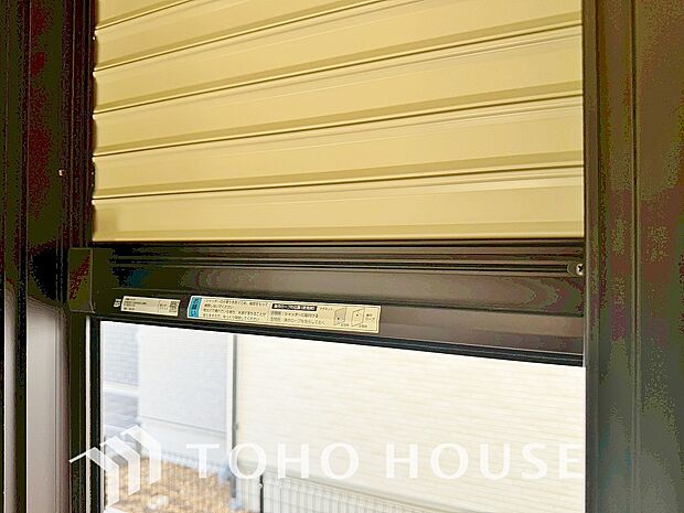 防犯機能のシャッターを完備しております。寒い冬でも中から開閉が可能ですのでラクラク便利。