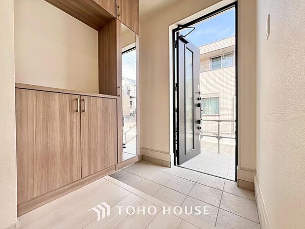 ゲストを招き、家族を迎える玄関は、ディスプレイや照明にこだわってみてはいかがでしょうか。