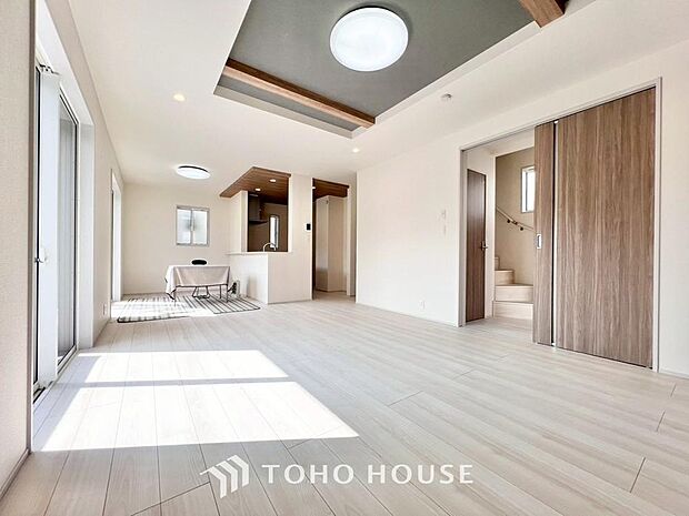 光と風があふれる開放的なリビングダイニングには自然と家族みんなが集まってきます。