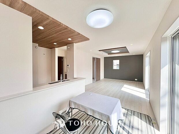 広々としたLDKは、家族が自然に集まりやすく、一緒に過ごす時間を楽しめる工夫が施されています。