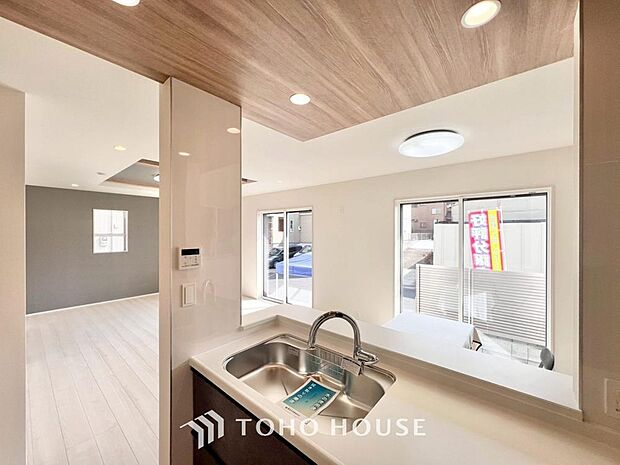 家族みんなでゆったりと調理や食事の準備ができる十分な広さを確保した、快適なキッチンスペース。