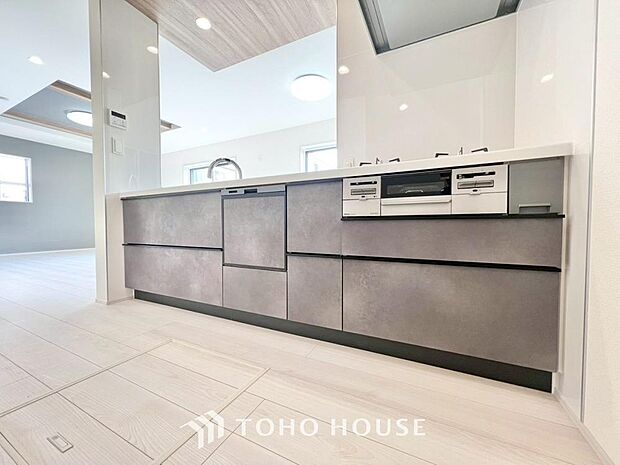 大型の冷蔵庫も配置できる広々としたキッチンスペースでお料理や家事をスムーズに進めることができます。