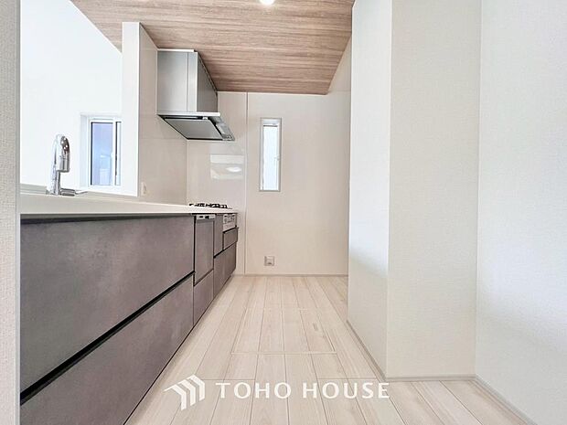 美しく使いやすいキッチン空間。優しい温もりを醸し出すキッチンは料理の為の配慮を随所に注ぎました。