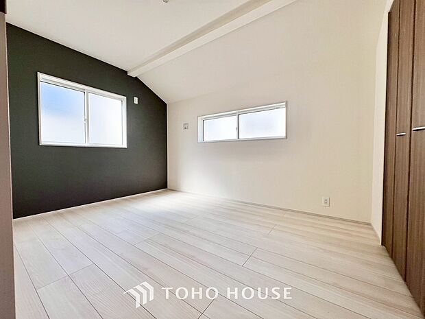 清潔感あるホワイトの壁紙と温もり溢れるカラーの床材が見事に調和した本邸宅。