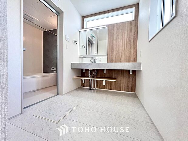 洗面台には三面鏡を採用。鏡の後ろに収納スペースを設ける事により洗面台周りもすっきりします。