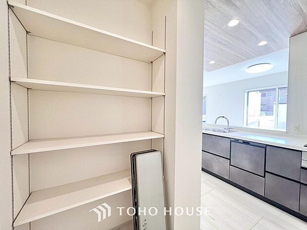 キッチン横にはパントリーを完備。ついつい買いすぎてしまった日用品や食料品のストックなどに。