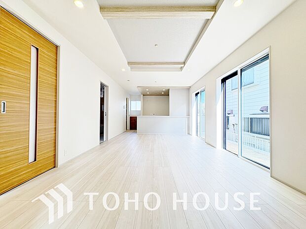 リビングも広く設け、訪れる人々を暖かく迎えてくれます。