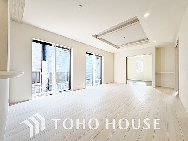 光が注がれる青い空から鮮やかに赤色にゆっくりと染まる。そんな優しい時間がここでは流れてゆく。