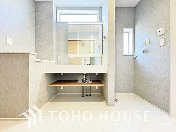 身だしなみのチェックがしやすい大きな鏡、下には収納がたっぷり。スッキリとした空間を演出いたします。