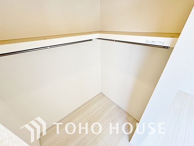 季節物の衣類もスッキリ収納できるウォークインクロゼットのある住まいで収納上手な生活を。