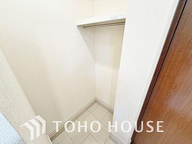 人を迎え入れる最初の場所だからこそ、清潔感が大事。ゆとりあるシューズインクロークも設置しました。