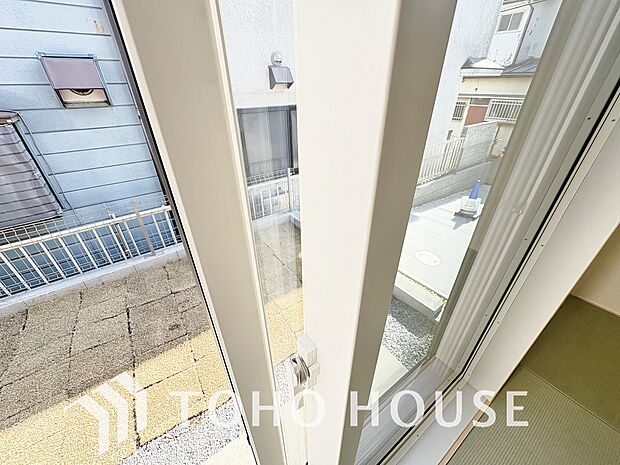 居室のサッシにはペアガラスを採用、高い断熱性による省エネと結露対策に有効です。