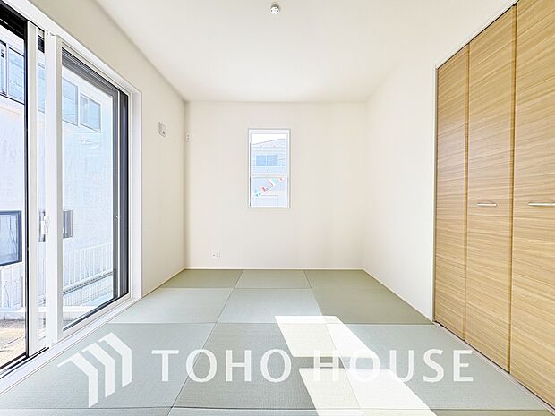 広々した開放感あるリビングの中にある癒しの和空間。家族団らんの場に和のテイストが自然にマッチ。