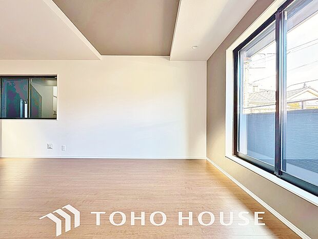 爽やかな通風と採光を存分に感じる事が出来る空間。毎日の暮らしに癒しをもたらす居心地の良いリビング。