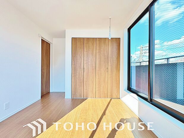 落ち着いたカラーの室内。インテリアやファブリックでお好みのテイストデザインを取り入れて頂けます。