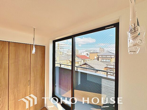 室内物干し。雨天の部屋干し時だけでなく、乾いた洗濯物の取り込み時にも使えて大変便利です。