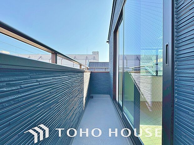 頬をなでる優しい風を感じることが出来るバルコニー。つい深呼吸をしたくなる気持ちの良い眺望です。