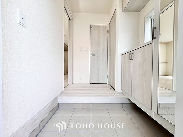 ゲストを招き、家族を迎える玄関は、ディスプレイや照明にこだわってみてはいかがでしょうか。