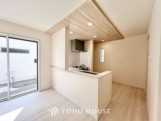 大型の冷蔵庫も配置できる広々としたキッチンスペースでお料理や家事をスムーズに進めることができます。