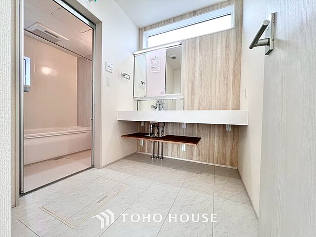 洗面台には三面鏡を採用。鏡の後ろに収納スペースを設ける事により洗面台周りもすっきりします。